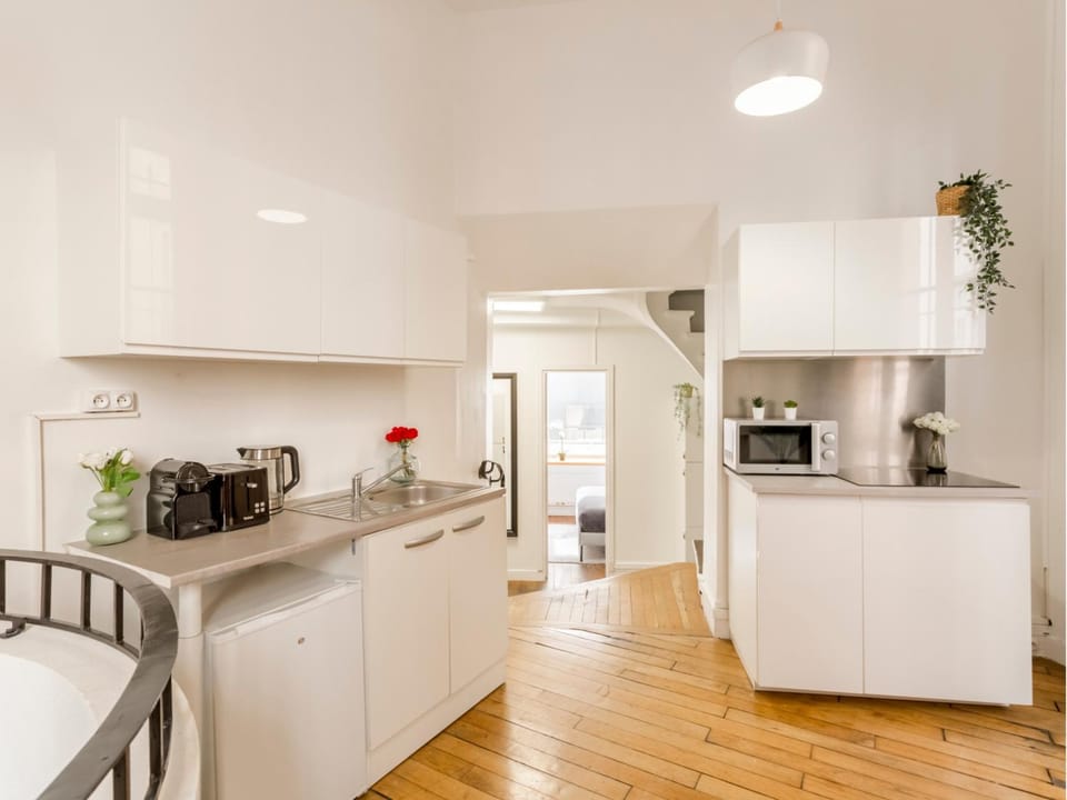 Coffee/tea facilities, Kitchen or kitchenette, microwave, stove