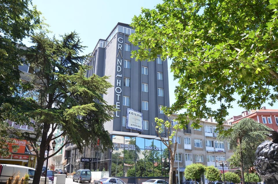 Property building, Day, Neighbourhood, City view, Location