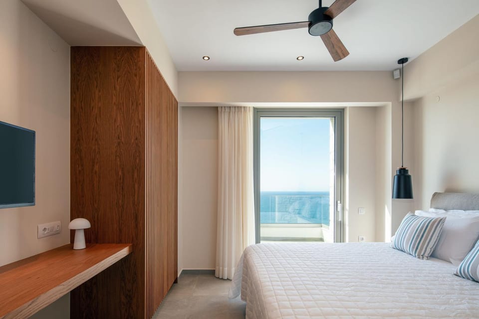Bed, TV and multimedia, Photo of the whole room, Bedroom, Sea view