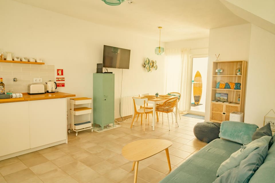 TV and multimedia, Coffee/tea facilities, Kitchen or kitchenette, Living room, Dining area