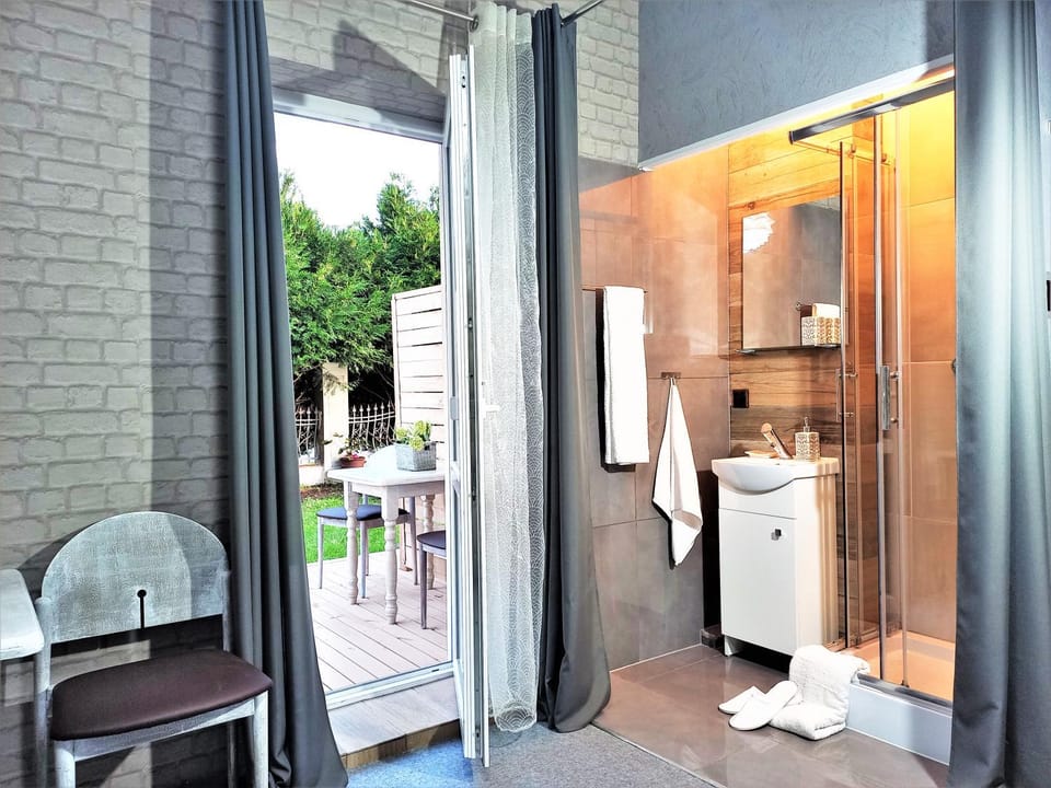 Bathroom, Balcony/Terrace