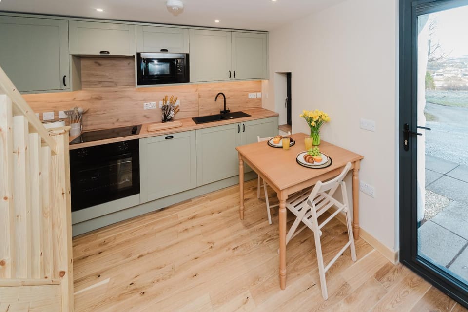 Kitchen or kitchenette, Dining area