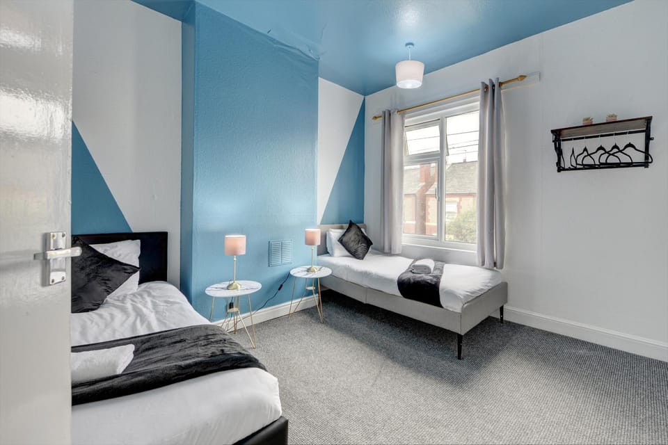 Cheerful 2 Bedroom Home, Sleeps 5 Guest Comfy, 1x Double Bed, 3x Single Beds, Free Parking, Free WiFi, Suitable For Business, Leisure Guest,Coventry, Midlands House in Coventry