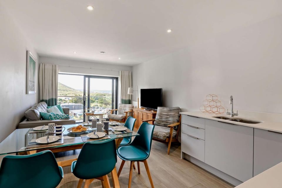 Kitchen or kitchenette, Living room, Seating area