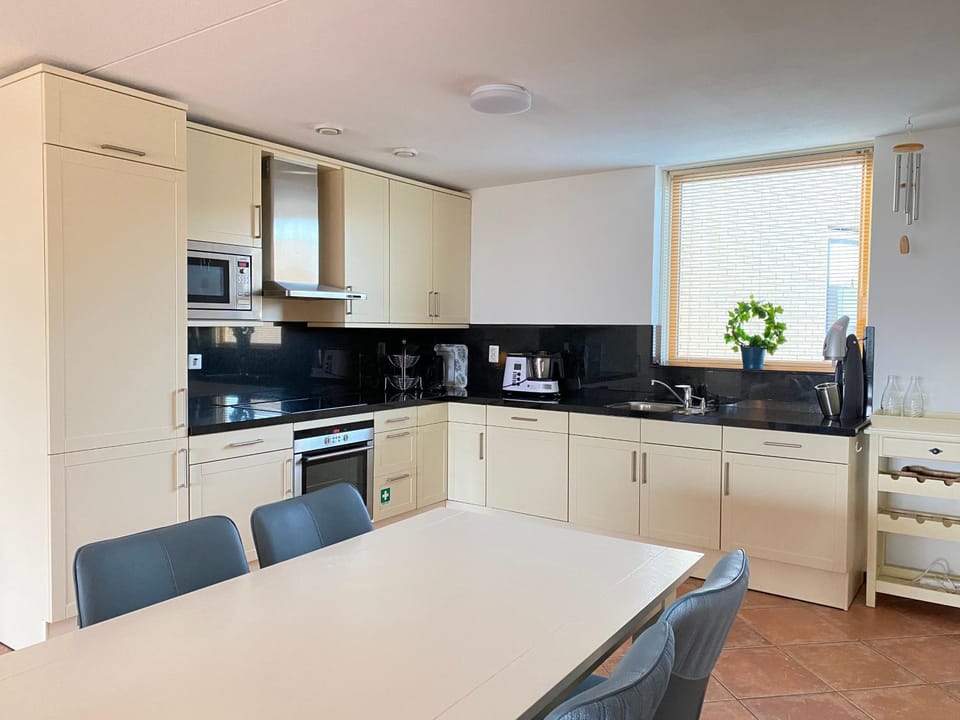 Restaurant/places to eat, Kitchen or kitchenette