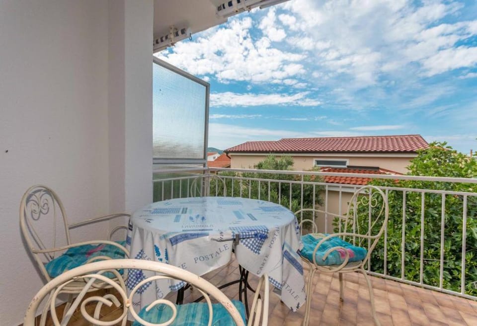 View (from property/room), Balcony/Terrace, Dining area, Sea view