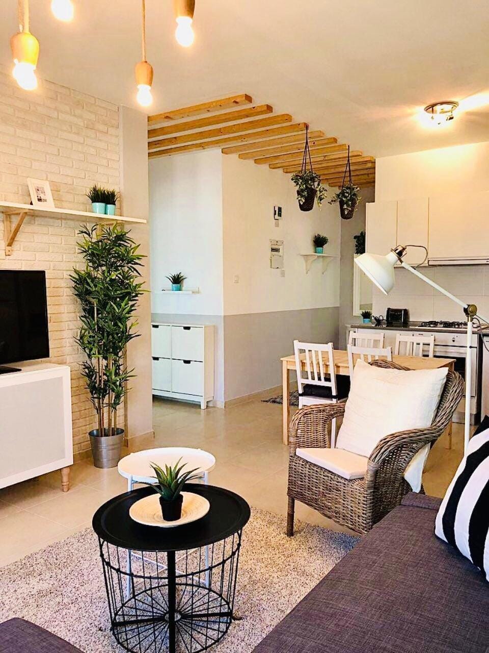 Kitchen or kitchenette, Living room, Seating area, Dining area