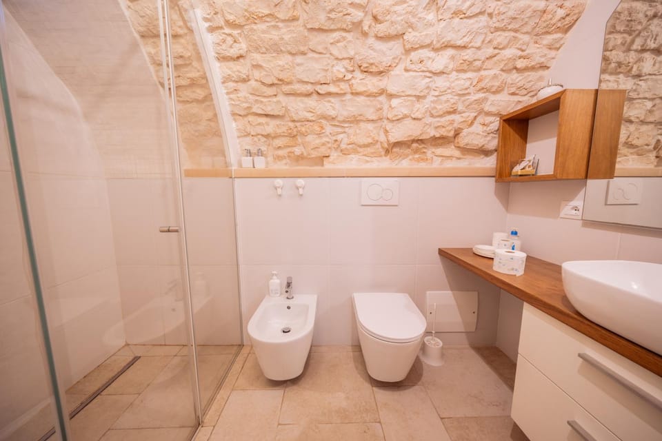 Shower, Toilet, Bathroom, bidet, towels