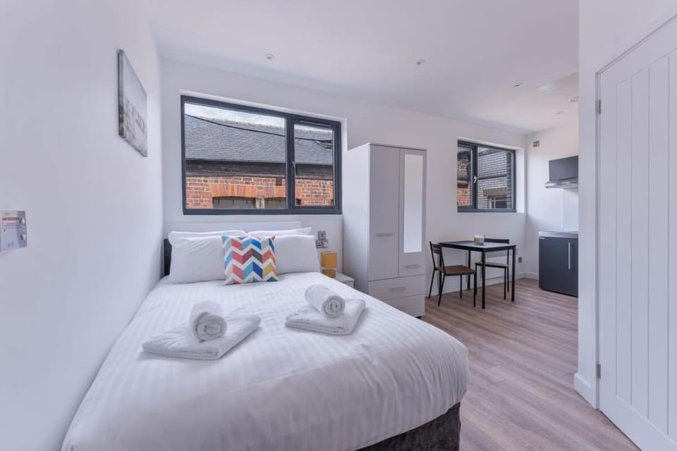 Bed, Kitchen or kitchenette, Dining area