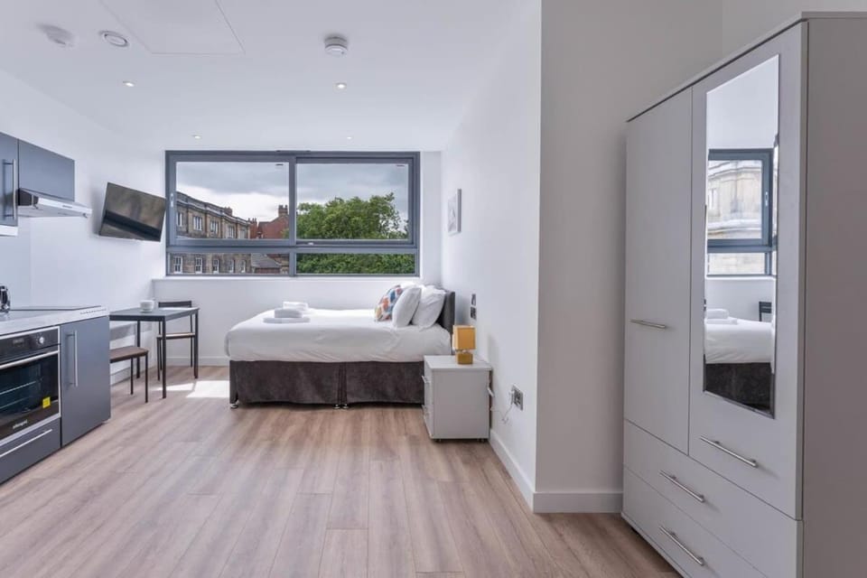 Bed, TV and multimedia, Bedroom