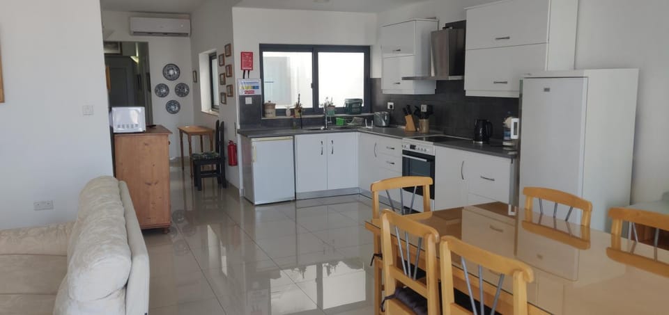 Kitchen or kitchenette, Dining area, oven, stove