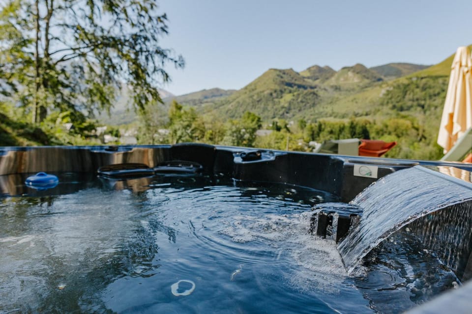 Property building, Natural landscape, Spa and wellness centre/facilities