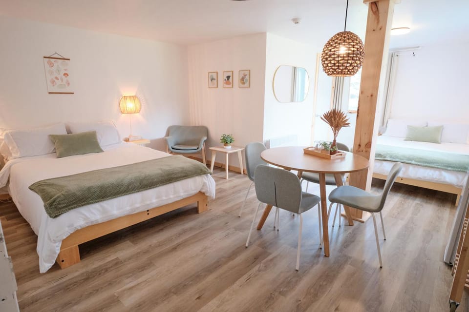 Bed, Living room, Photo of the whole room, Seating area, Dining area, Bedroom