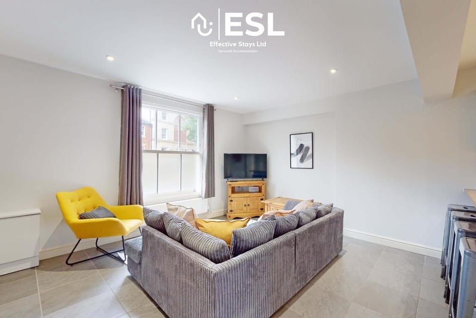 Communal lounge/ TV room, TV and multimedia, Living room, Seating area, Evening entertainment