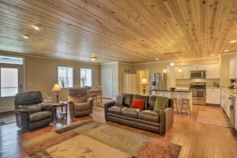 Cheerful Tiffin Digs in the Heart of Downtown House in Ohio