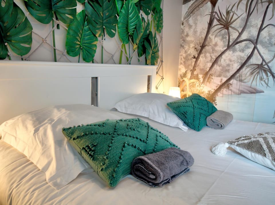 Bed, Decorative detail, towels