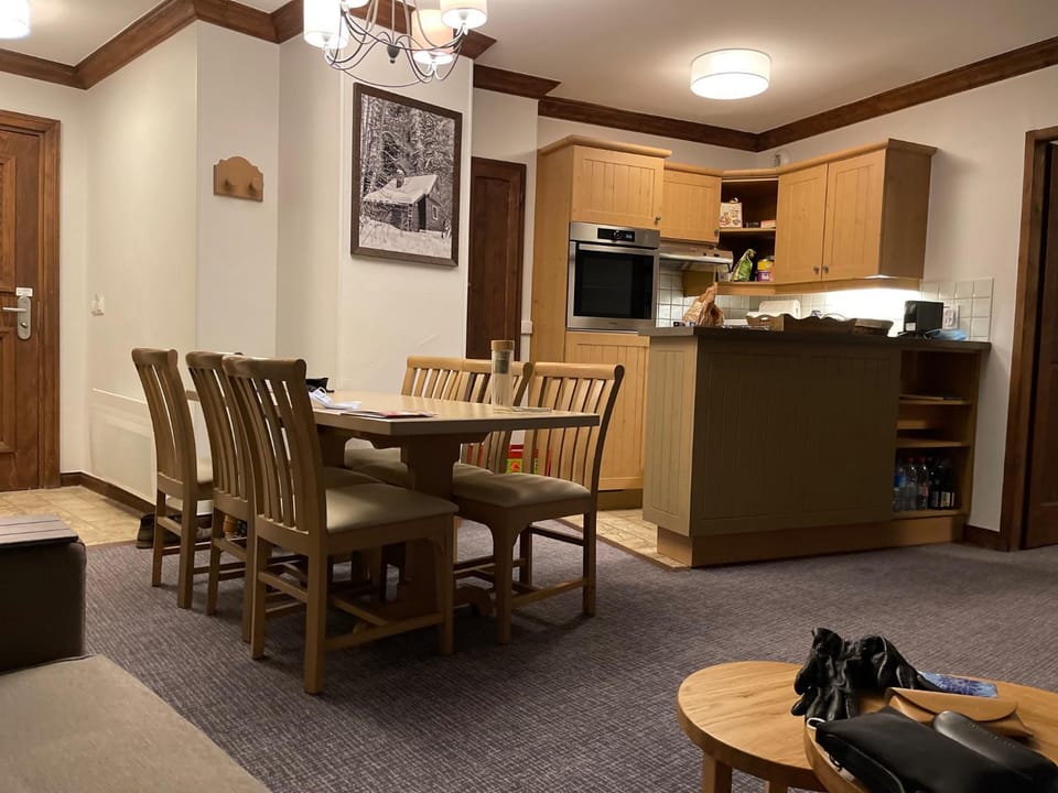 Kitchen or kitchenette, Dining area