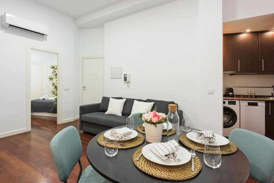 Kitchen or kitchenette, Living room, Seating area, Dining area