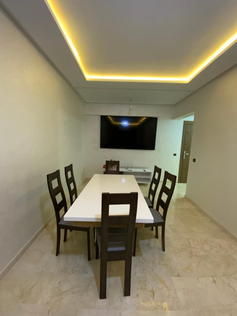 TV and multimedia, Seating area, Dining area