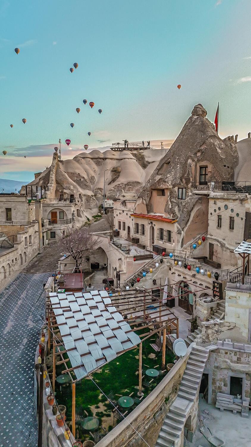 Nearby landmark, Natural landscape, View (from property/room), Landmark view, Mountain view, Street view, Quiet street view, Inner courtyard view