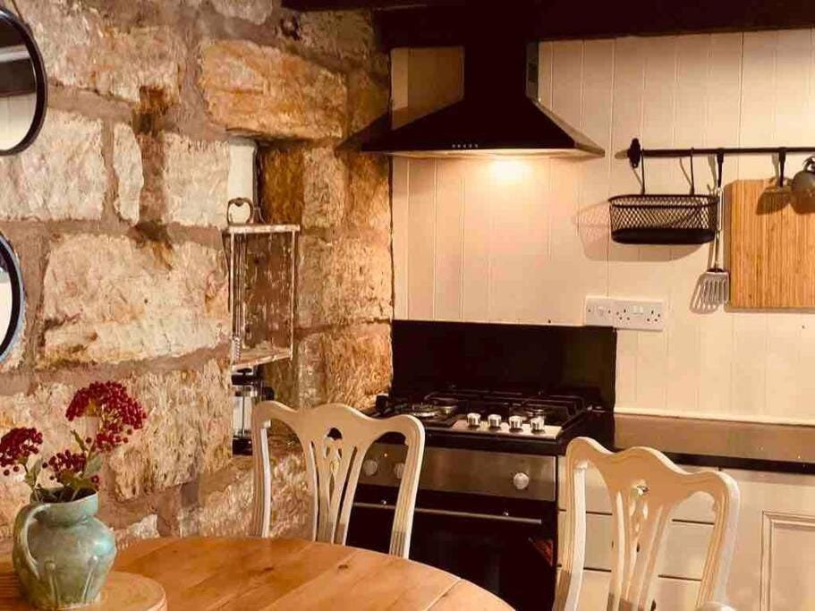 Cosy 400yr old Cottage, Flowergate, Whitby, Sleeps 6 House in England