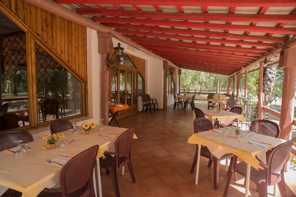 Restaurant/places to eat, Internal: Not applicable to any particular room