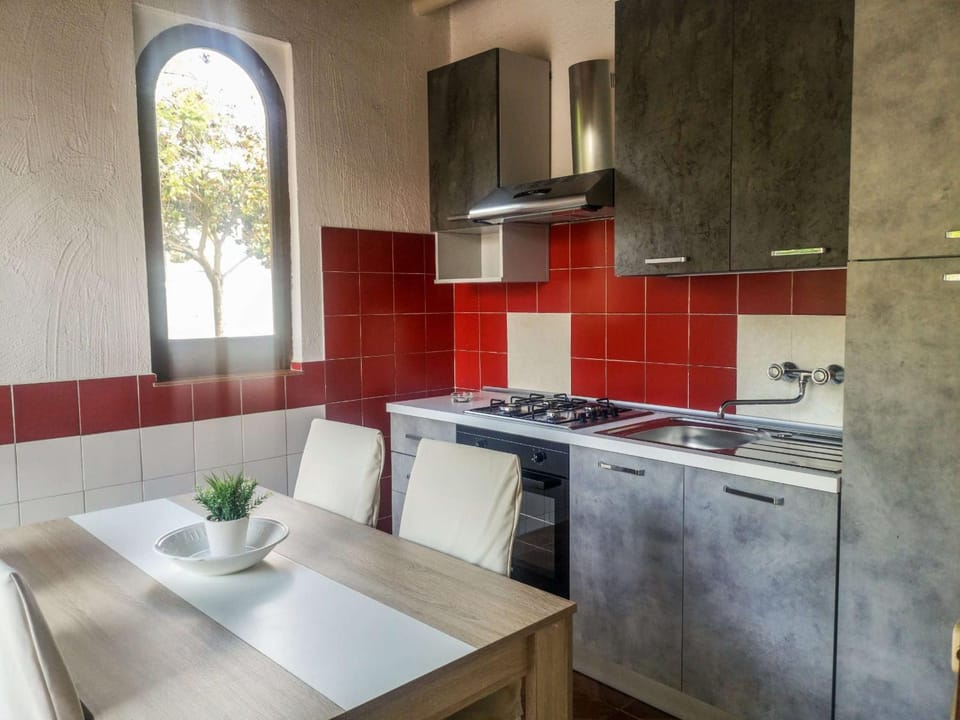 Kitchen or kitchenette, Dining area, pet friendly, stove