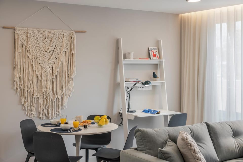 Seating area, Dining area