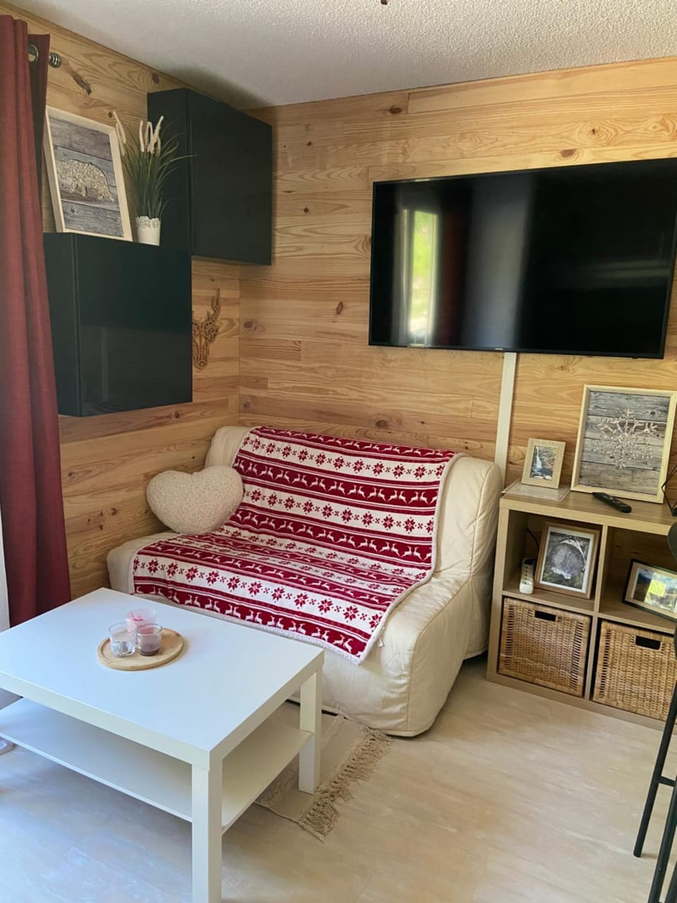 Bed, TV and multimedia, Living room