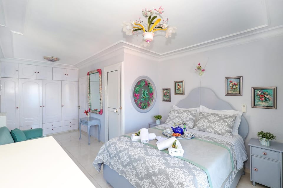 Bed, Photo of the whole room, Seating area, Bedroom, wardrobe