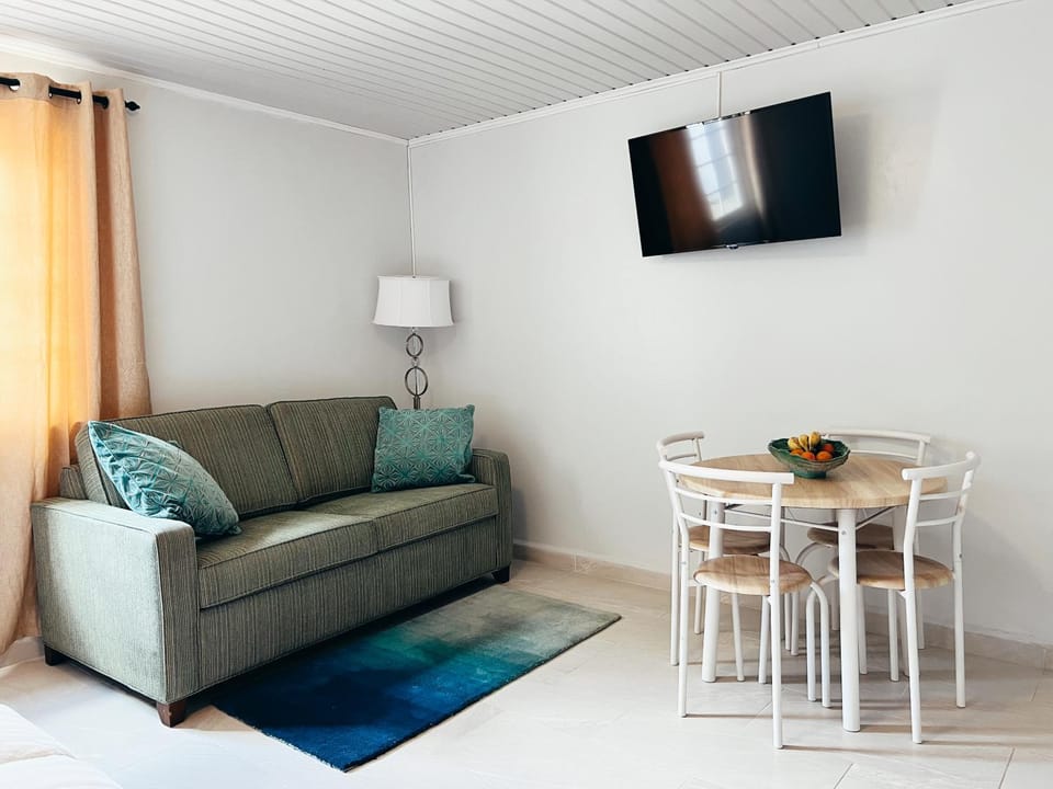 TV and multimedia, Living room, Seating area, Dining area