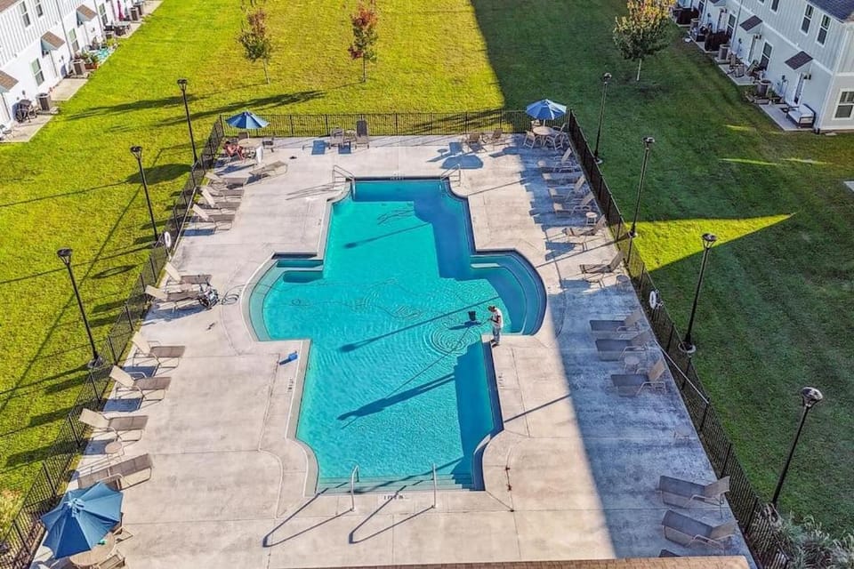 LUXURY TOWNHOME NEAR DOWNTOWN AND PENSACOLA BEACH Apartment in Alabama