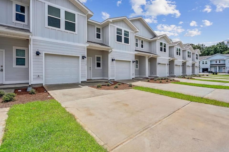 LUXURY TOWNHOME NEAR DOWNTOWN AND PENSACOLA BEACH Apartment in Alabama
