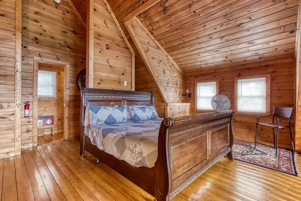 Alone At Last- Hot Tub, Cozy Cabin Retreat in the Smokies Cabin in Sevierville
