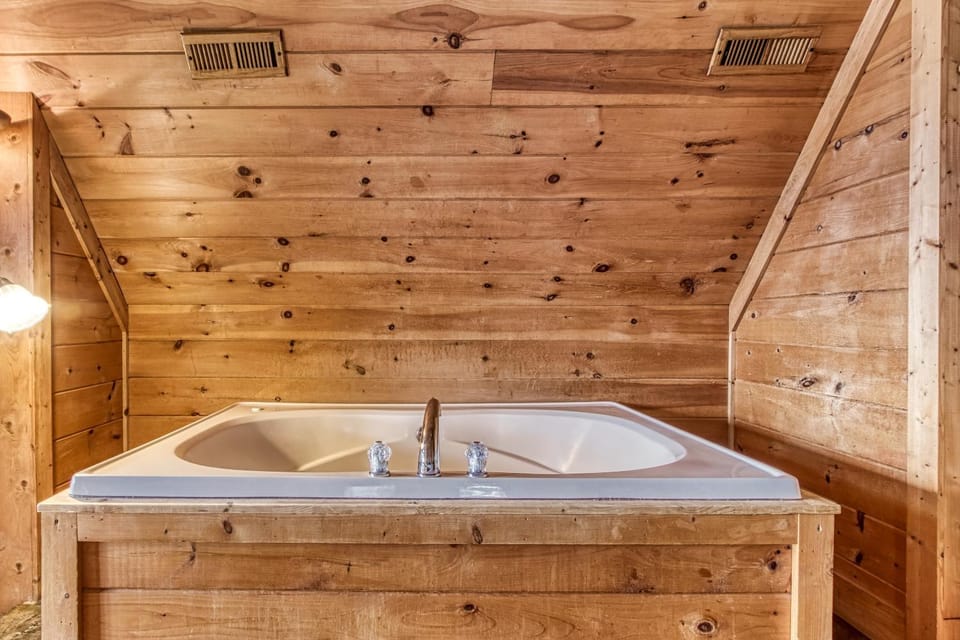 Alone At Last- Hot Tub, Cozy Cabin Retreat in the Smokies Cabin in Sevierville