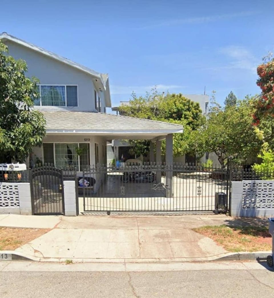 Cozy 3 bedroom San Fernando Valley Apartment in Sylmar