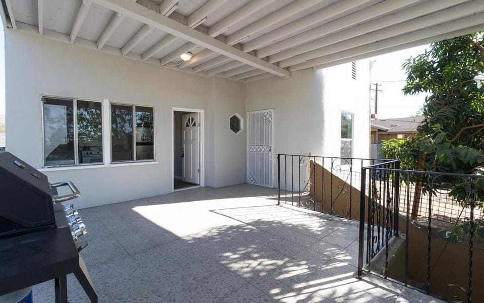 Cozy 3 bedroom San Fernando Valley Apartment in Sylmar