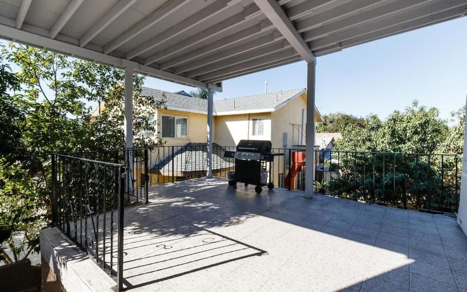 Cozy 3 bedroom San Fernando Valley Apartment in Sylmar