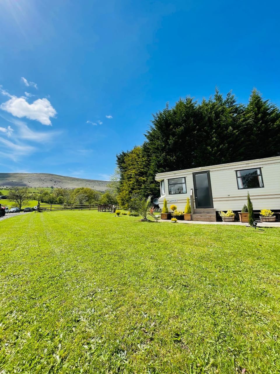 CAYORETREAT STATIC CARAVAN Apartment in Crucorney