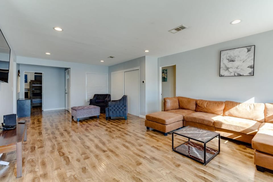 4 bedroom house with a pool House in Reseda