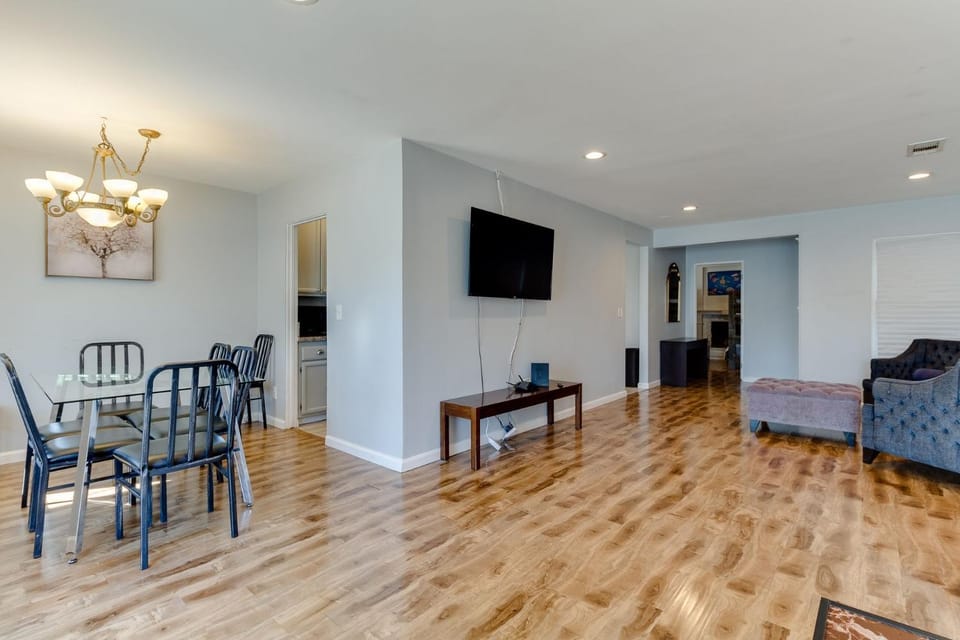 4 bedroom house with a pool House in Reseda