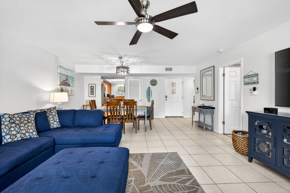 5 Star 30 Steps from Beach l 3m Walk to Rest & Shops Apartment in Clearwater Beach