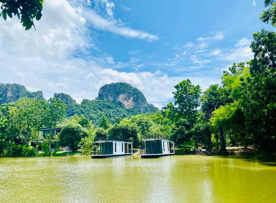 บ้านสวนคีรีวงศ์ Baansuan Khiriwong Boathouse Docked boat in Thailand