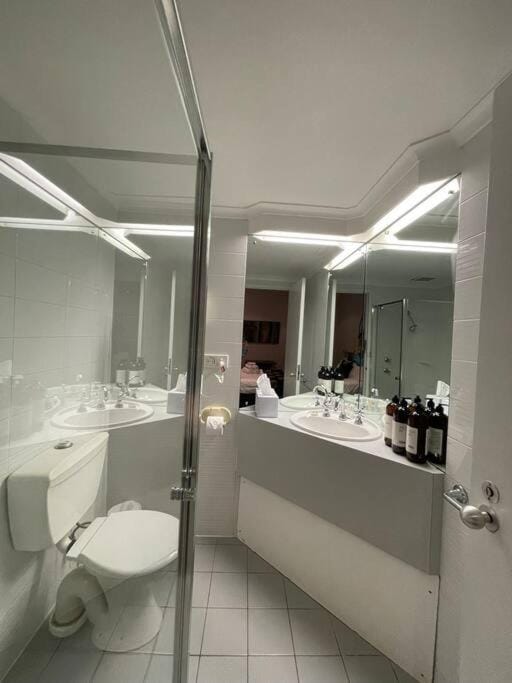 410 /247 studio gouger st Ex hotel room in city Apartment in Adelaide