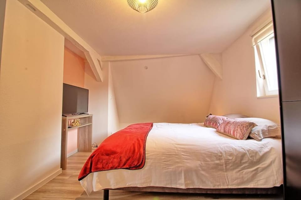 Bed, TV and multimedia, Bedroom