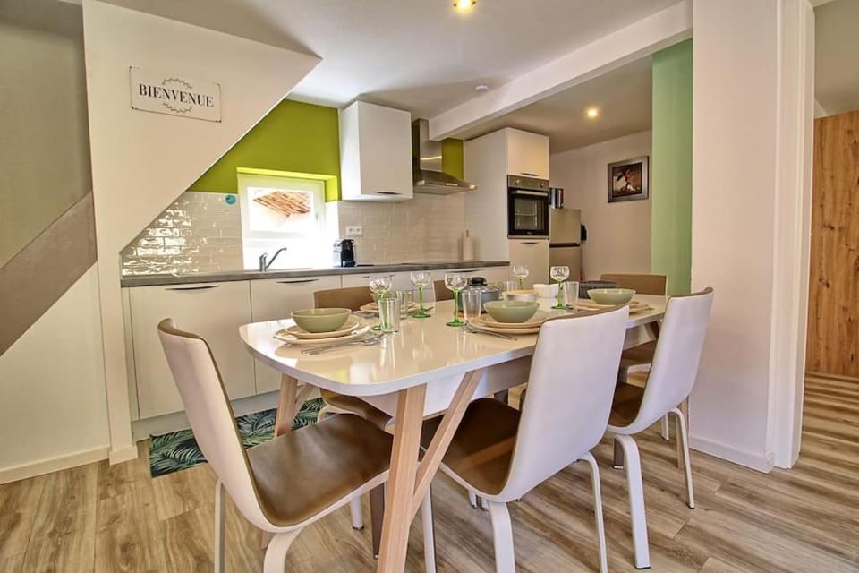 Kitchen or kitchenette, Dining area, minibar, pet friendly