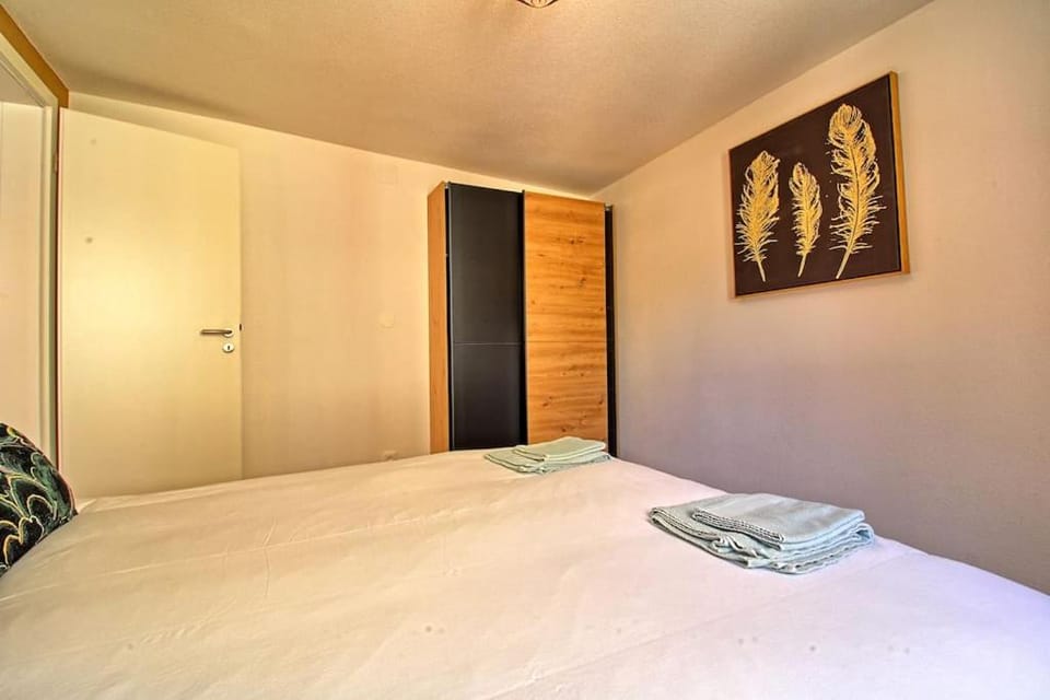 Bed, Bedroom, towels, wardrobe
