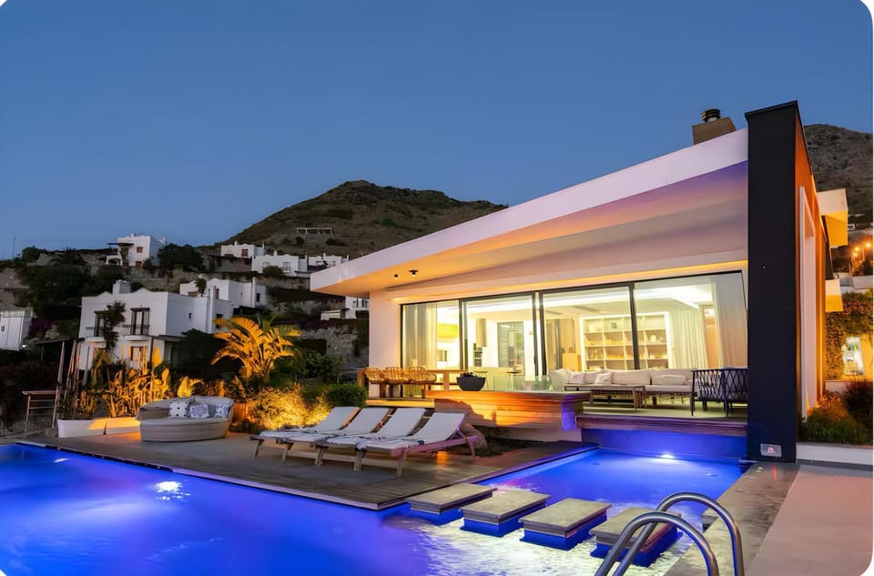 Patio, Pool view, Swimming pool, sunbed