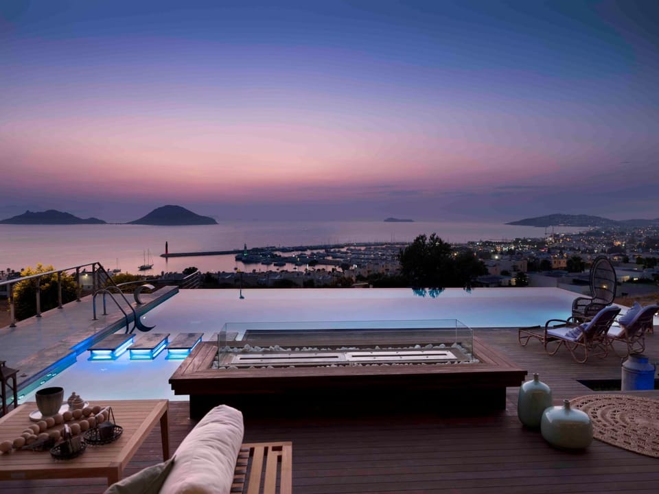 Nearby landmark, View (from property/room), Balcony/Terrace, Mountain view, Pool view, Sea view, Swimming pool, Swimming pool, Sunrise, Sunset
