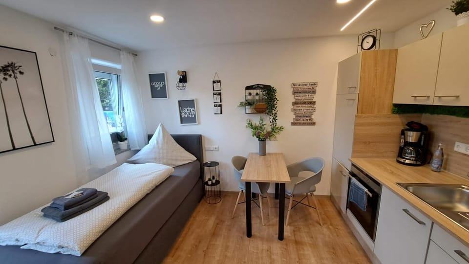 Bed, Kitchen or kitchenette, Bedroom